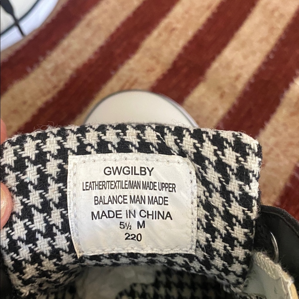 Guess Black and White Sneakers with gold and silver accents. Size 6 1/2 - Picture 12 of 15